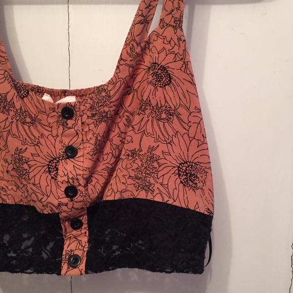 En crème crop top. - Picture 2 of 3