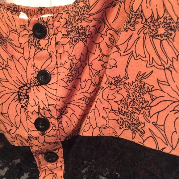 En crème crop top. - Picture 3 of 3