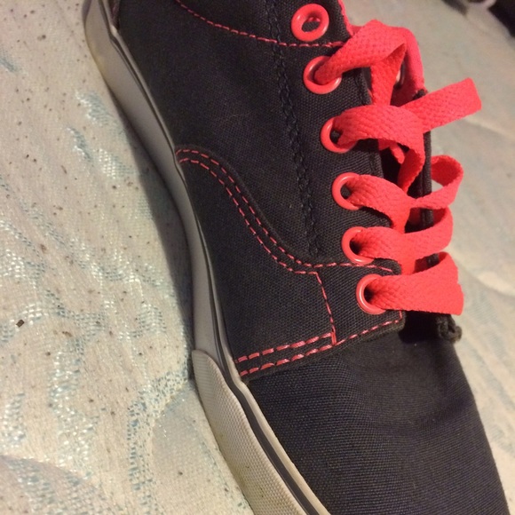 Vans. - Picture 2 of 3