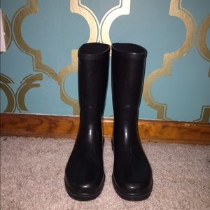 Black rain boots from Shoe Carnival