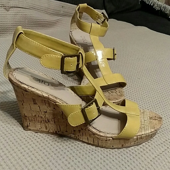 Shoe's - Picture 2 of 4