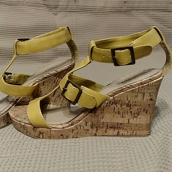 Shoe's - Picture 4 of 4