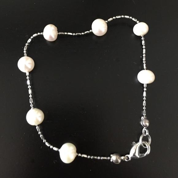 Dainty pearl bracelet