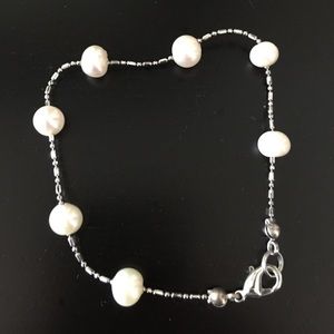 Dainty pearl bracelet