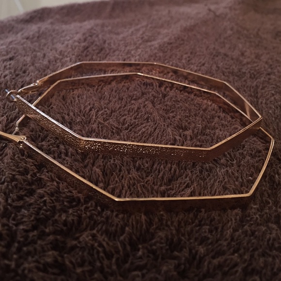 Gold earrings. - Picture 1 of 4