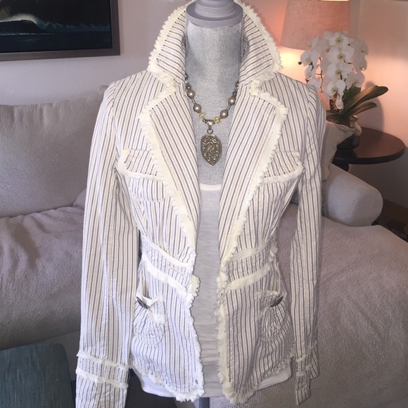 🆕 House of Derėan Searsucker blazer.