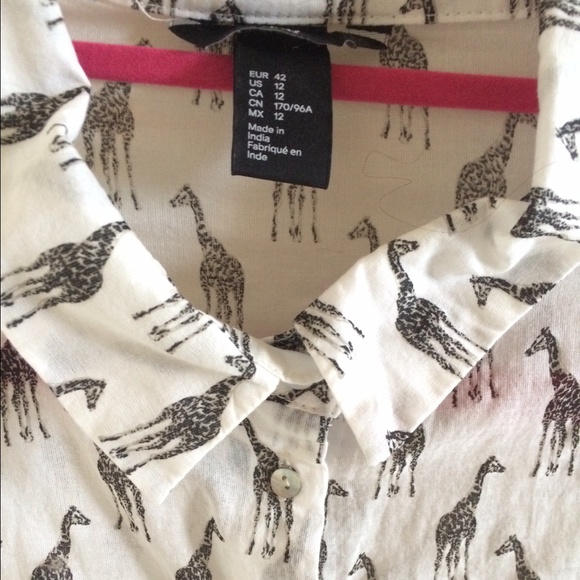 H&M Tops - Adorable White Top with Giraffes- NWOT