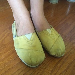 Yellow solid and striped toms