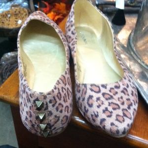 🎉 Leopard Studded Flats. 🎉