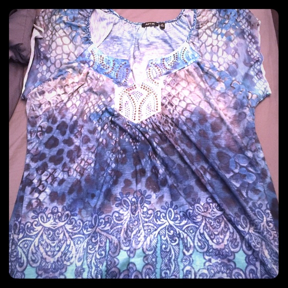 Pretty v neck graphic tee with sequins