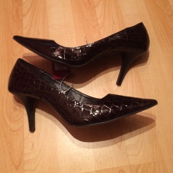 Dark brown textured snake skin heels