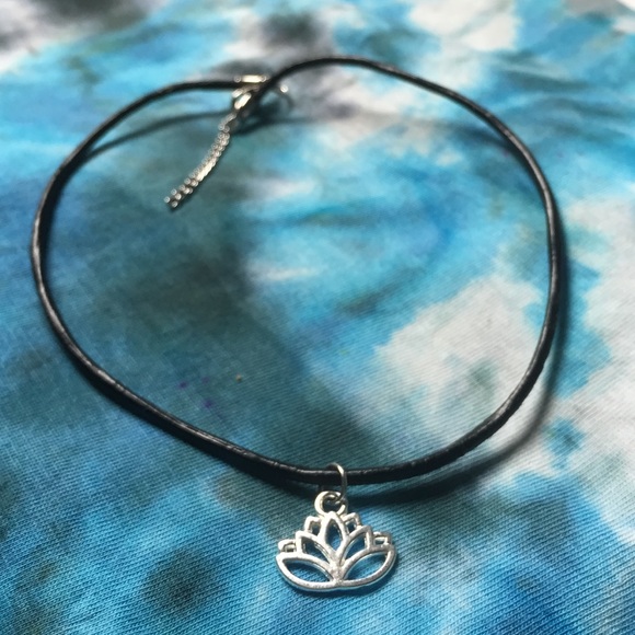 Lotus choker