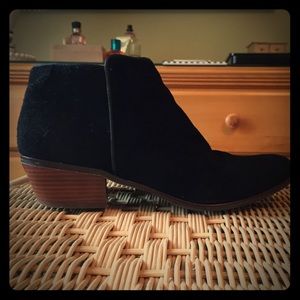 DSW Crown Vintage Black Suede Booties, sz 9