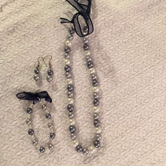 Necklace bracelet earrings that