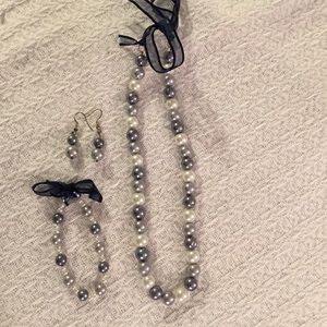 Necklace bracelet earrings that