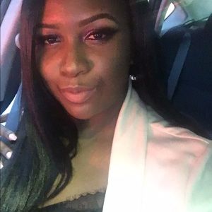 Meet your Posher, Tee