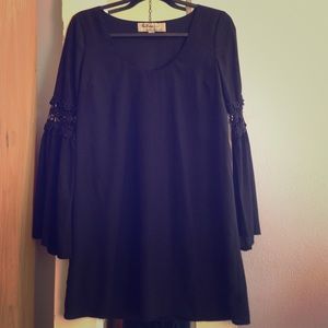 Flattering dress with bell sleeves & cool details