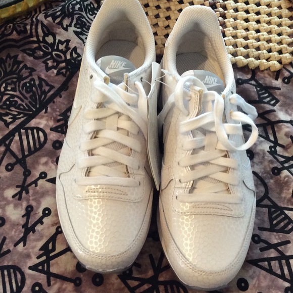 Brand new women's nike size 7 sneakers