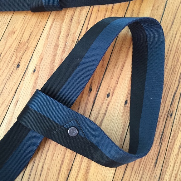 what carrier does lululemon use to ship