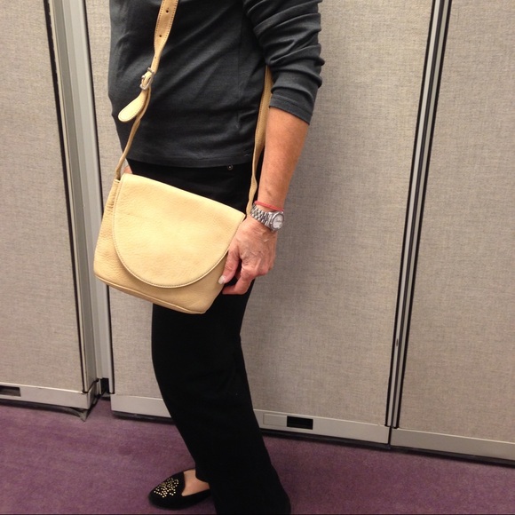 A Eddie Bauer cross the shoulder suede bag - Picture 3 of 3