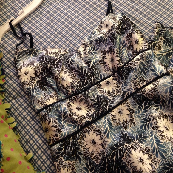 Silky dress - Picture 2 of 3