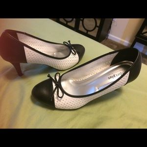BLACK AND WHITE PUMPS