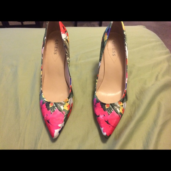 Guess Pumps
