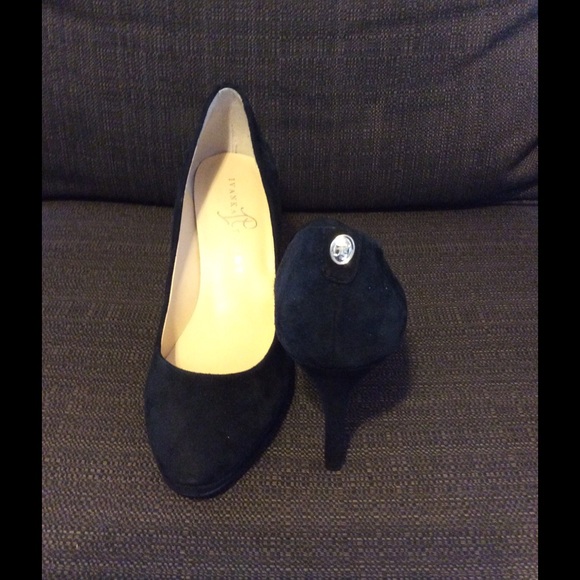 Black suede pump. - Picture 1 of 3