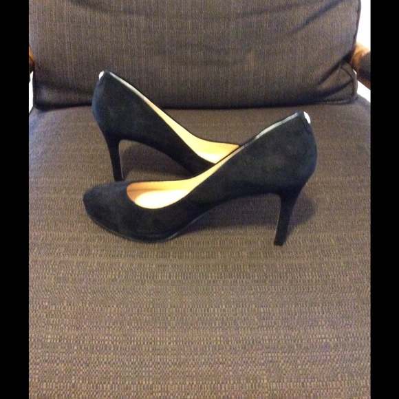 Black suede pump. - Picture 2 of 3