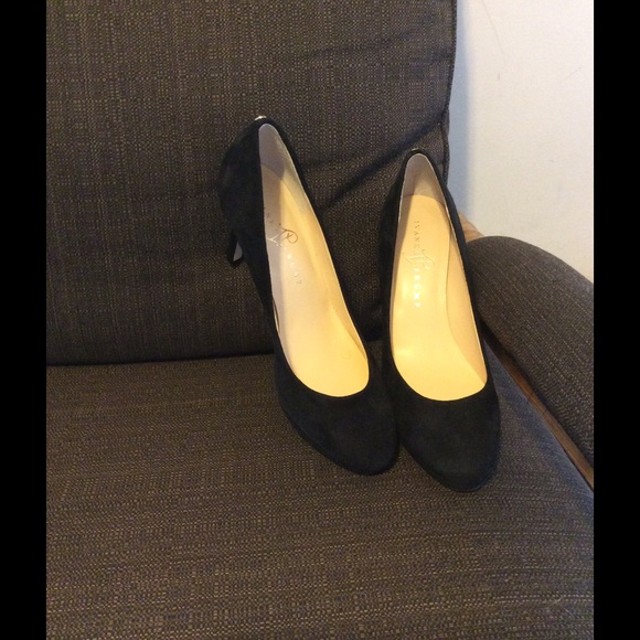 Black suede pump. - Picture 3 of 3