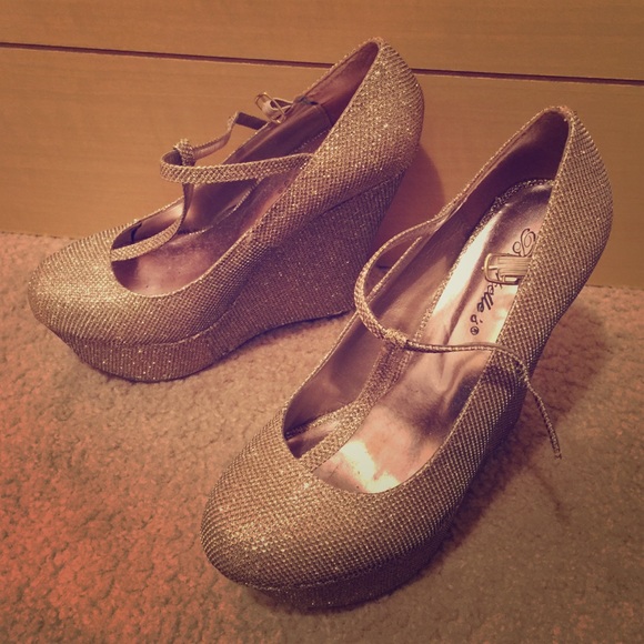 Gold sparkle wedges