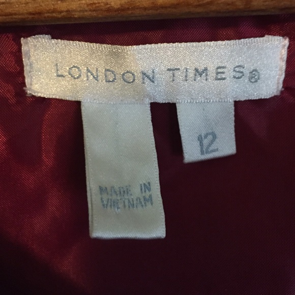 Wine colored dress. Smoke & pet free home - Picture 3 of 4