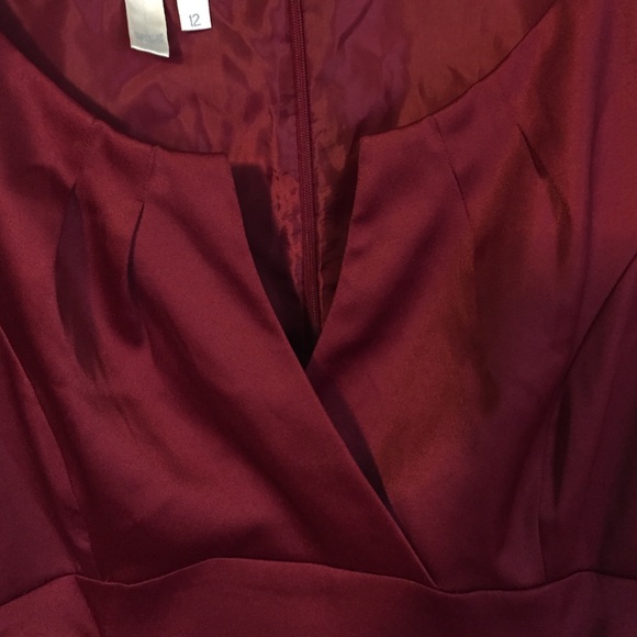 Wine colored dress. Smoke & pet free home - Picture 4 of 4