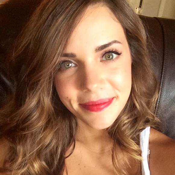 Meet your Posher, Monica - Picture 2 of 3