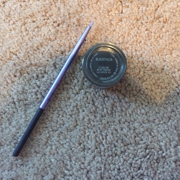 Mac black gel liner/ real techniques brush