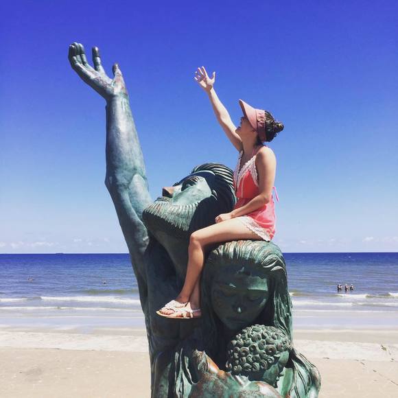 Meet your Posher, Danielle - Picture 1 of 1