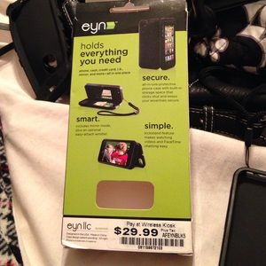 iPhone 5 eyn wallet case. Holds up to 4 cards.