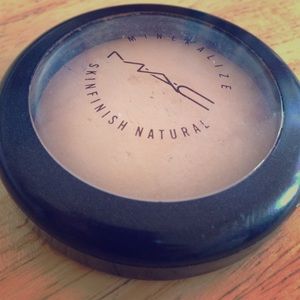 MAC Mineralize Skinfinish pressed powder med dark