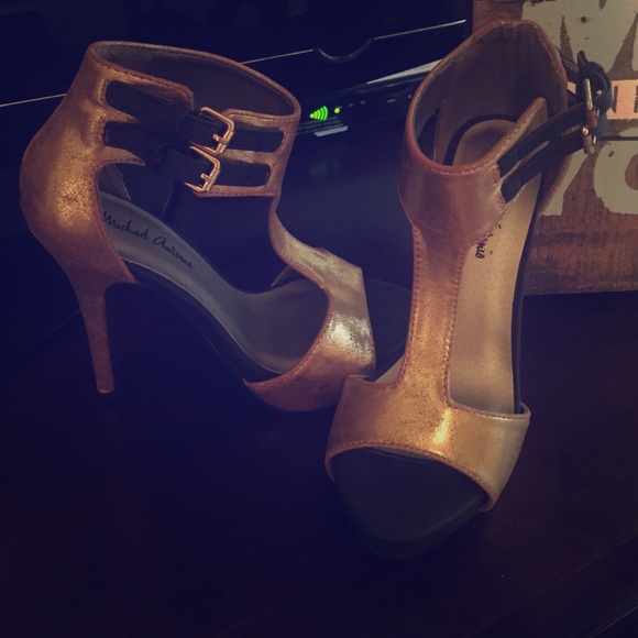 Black and gold heels size 5