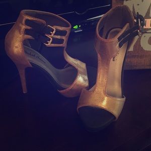 Black and gold heels size 5