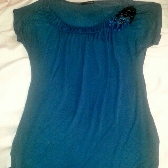 *Sold* Perfect teal top w/ cute flower detail