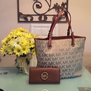 Beautiful Michael Kors handbag