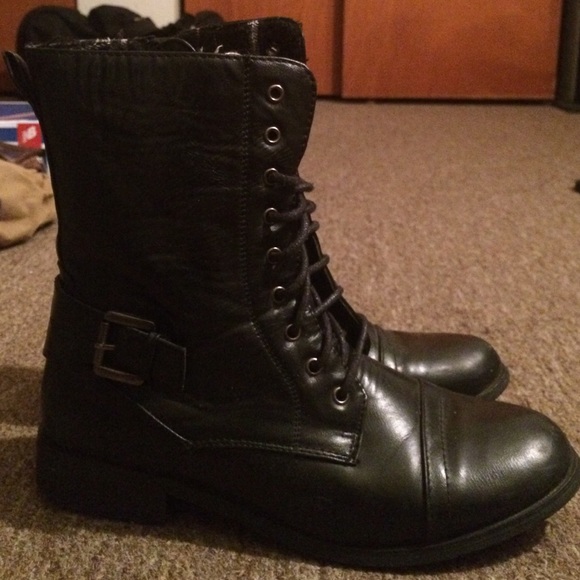 BLACK COMBAT BOOTS