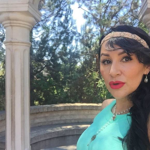 Meet your Posher, Vee - Picture 1 of 1