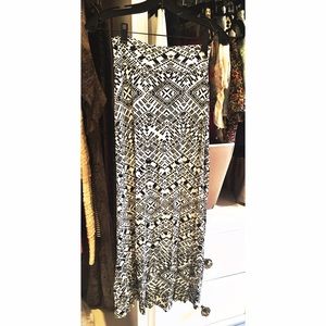 NEVER worn black and white printed maxi skirt