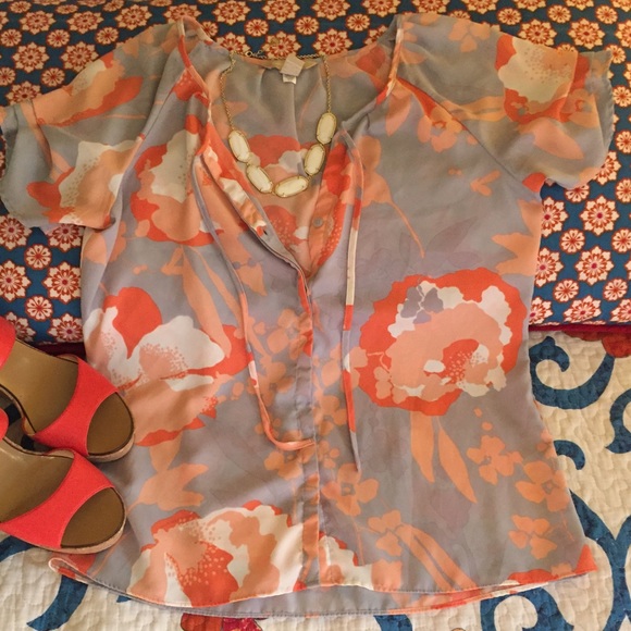 Feminine, flowy top from Banana Republic - Picture 1 of 2