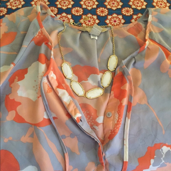 Feminine, flowy top from Banana Republic - Picture 2 of 2