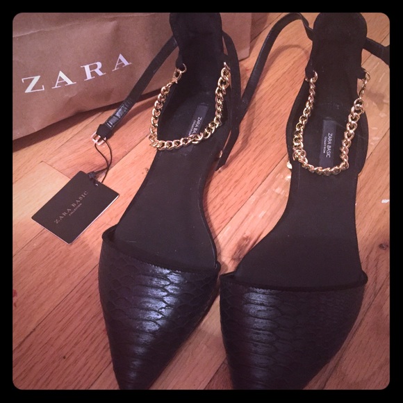 SOLD !!!!Zara pointed leather flats