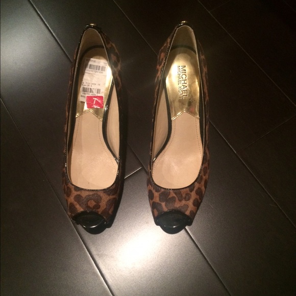 Michael kors leopard pumps