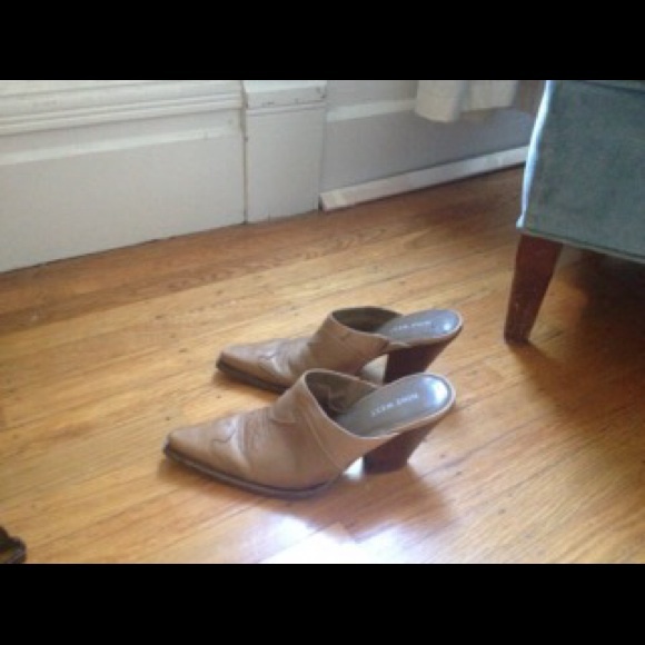 Gorgeous western Nine West mules / clogs